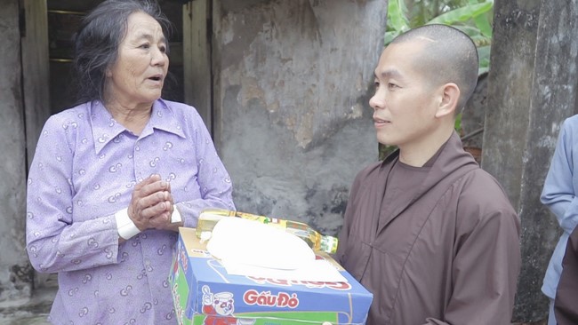Presenting gifts to difficult families during the Buddha's Birthday in 2020 of Dong Cao Pagoda.